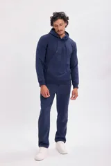 Pantalón de jogging azul marino, corte recto, con cintura elástica ajustable con cordón y bolsillos laterales.