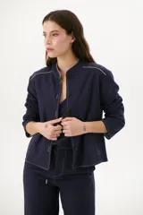 Chaqueta color crudo de lino con corte con vivos a contratono y forros estampados.