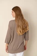 Cárdigan abierto color marrón claro con tejido de lurex y mangas 3/4.
