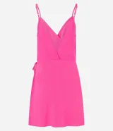 Vestido corto de viscosa color fucsia, con escote en pico delantero y trasero, breteles finos regulables y lazo lateral.