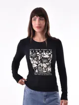 Remera blanca de manga larga con cuello redondo y estampado abstracto en tonos pastel.