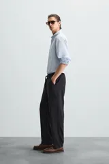 Pantalón azul marino de corte recto, con cintura elástica ajustable con cordón, bolsillos laterales y traseros.