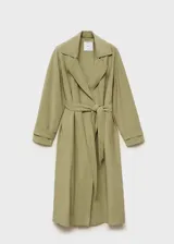 Abrigo largo color verde oliva, con cuello de solapa, trabillas en los hombros y mangas largas con trabillas. Incluye cinturón tipo batín y forro interior.