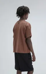 Remera manga corta color marrón, cuello redondo y calce boxy fit.