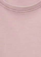 Vestido midi color rosa con corte recto, cuello redondo y mangas cortas.