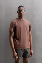 Camiseta marrón con paneles laterales en marrón oscuro, corte relaxed fit, cuello redondo y manga corta.