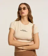 Blusa new t-shirt de manga corta color beige, confeccionada en algodón bci, con cuello redondo y estampado frontal con la frase "Self Love, But I Text My Ex".
