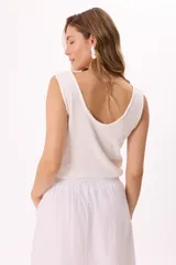 Musculosa negra de algodón liviano, suave y fresco, con cuello amplio y terminaciones sutiles.