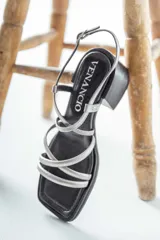 Sandalias de cuero plateadas con tiras finas cruzadas y taco bloque bajo.