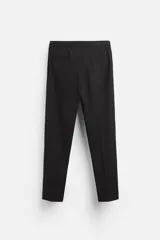 Pantalón color arena de corte recto, confeccionado en tejido elástico. Cuenta con cintura elástica ajustable con cordón, bolsillos laterales y bolsillos de vivo en la parte trasera.