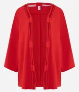 Kimono alargado color rojo, confeccionado en viscosa y lino. Tiene mangas largas y abertura frontal total con detalle de cuerdas dobles.
