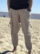 Pantalón babucha de muselina color celeste, con cintura elástica y cordón ajustable.