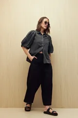 Pantalón capri celeste de tiro alto y corte ancho.