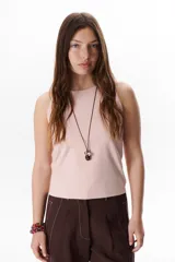 Musculosa marrón con cuello redondo y sisas anchas.