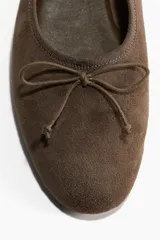 Ballerinas clásicas color marrón topo, de gamuza, con punta redonda, moño decorativo y forro de satén.