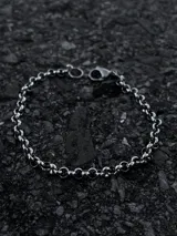 Pulsera plateada de eslabones redondos.