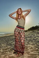 Falda larga de crochet con patrón de rombos en colores rojo, blanco y negro.