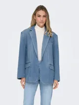 Blazer celeste de denim con cuello solapa, manga larga con hombros caídos, cierre con botones y bolsillos laterales.