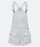Peto corto blanco de sarga con tirantes ajustables con botones, bolsillos cargo y ruedo doblado.