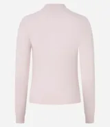 Blusa de chenille color rosa claro, con cuello alto y mangas largas.