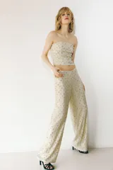 Pantalón de tiro alto con cintura elástica y lentejuelas.