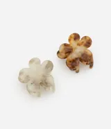 Kit de dos pinzas para el pelo en forma de flor, con estampado marmolado. Una pinza es en tonos marrones y la otra en tonos beige y gris.