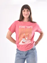 Remera color crudo con estampado de un pez rojo en el frente.
