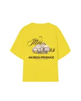 Remera amarilla con estampado en la espalda de una camioneta con una chica y una tabla de surf.