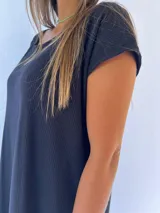 Vestido gris de morley de algodón, corte recto y mangas cortas.