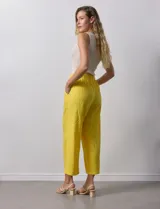 Pantalón de lino amarillo, marca Cupio, con pretina ancha elastizada y bolsillos delanteros.