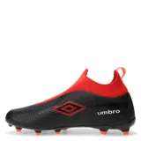 Championes de fútbol Umbro Fuzion, color negro con detalles en rojo y logo de la marca en el lateral. Diseño sin cordones con ajuste elástico en el tobillo.