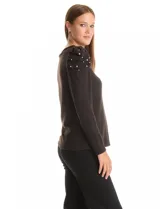 Buzo negro de tejido suave, marca Zac & Rachel, con cuello a la base y manga larga. Presenta hombros plisados y decorados con perlas.