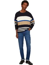 Jeans Bleecker de Tommy Hilfiger, confeccionados en algodón lavado para mayor comodidad y con elasticidad para un ajuste flexible. Diseño de 5 bolsillos, cierre con botón y cremallera, detalles distintivos de Tommy Hilfiger y logo de Tommy Hilfiger bordado.