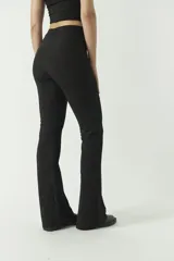 Pantalón oxford elastizado negro de tiro alto.