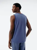 Musculosa celeste con estampa geométrica en el pecho.