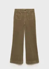 Pantalón de pana color marrón claro, de tiro alto, corte culotte y diseño crop. Presenta cierre de cremallera y botón, trabillas, dos bolsillos de parche delanteros y dos bolsillos de parche traseros.