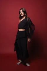 Falda negra de creppe con capas superpuestas que generan movimiento, de largo irregular.