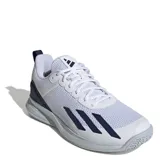 Championes Adidas Courtflash Speed blancos con detalles en azul marino. Capellada de malla ligera y transpirable, puntera Adituff resistente a la abrasión y suela de goma. Contienen al menos un 20% de material reciclado.