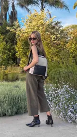 Mochila urbana color gris con detalles en cuero sintético negro. Cuenta con un compartimento principal amplio y un bolsillo frontal con cierre.