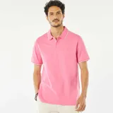 Remera polo de piqué color rosa con cuello clásico y borde blanco.