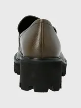 Mocasín verde oliva de cuero con plataforma track negra.