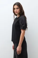 Remera negra de algodón con cuello redondo y mangas cortas abullonadas.