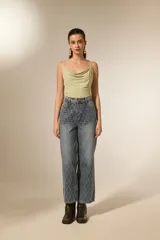 Body de bretel fino, color negro, con cuello buche drapeado y ajuste al cuerpo.