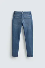 Pantalón de jean azul oscuro, corte skinny, largo cropped y efecto lavado.
