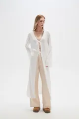 Saco largo de acrílico color blanco, con mangas largas y abertura frontal con lazo.