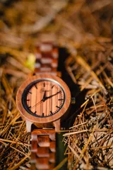 Reloj de pulsera con caja, esfera y malla de madera de sándalo rojo, con marcadores y manecillas negras. Presenta un diseño circular con corona lateral.