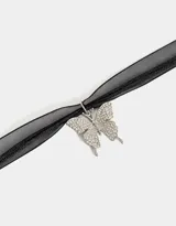 Gargantilla choker con doble cinta rosa y dije de mariposa plateada con strass rosas.