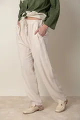 Pantalón italiano de lino azul marino, de corte amplio, con cintura elastizada y cordón ajustable.