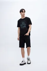 Remera negra de algodón con estampa central en color celeste con la inscripción '1956' en la parte superior y la frase 'Good Times With Your People' en la parte inferior.