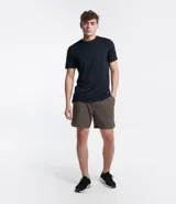 Bermuda deportiva masculina color marrón, con cintura elástica, cordón para ajuste, bolsillos, textura, etiqueta aplicada en la barra y reflectivos laterales.